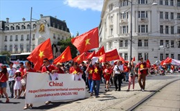 Người Việt tại Áo tuần hành phản đối Trung Quốc